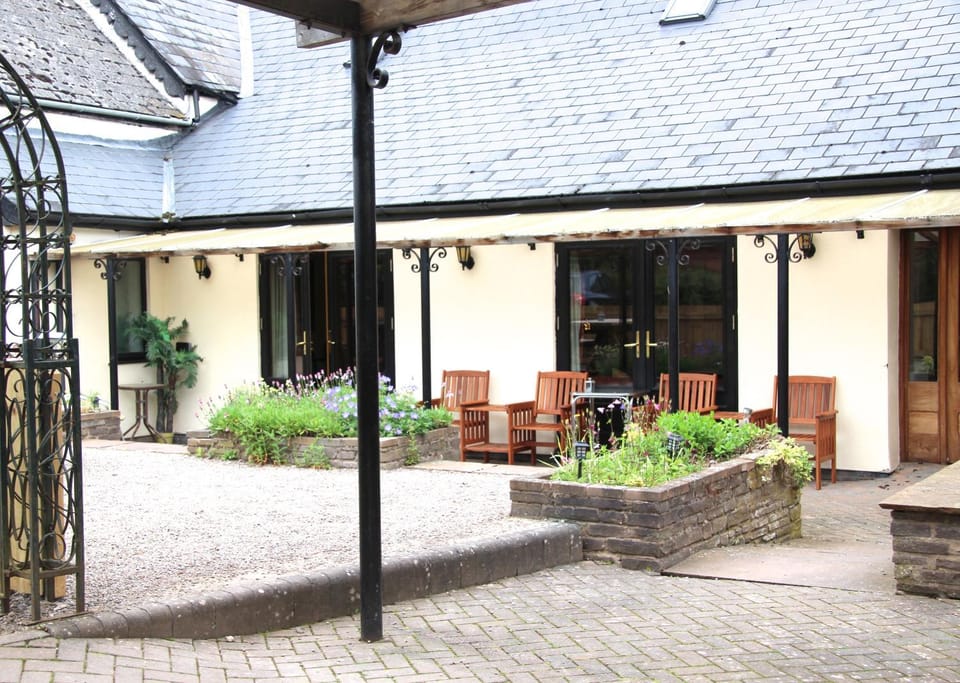 The crown inn Longtown Hotel in Crucorney