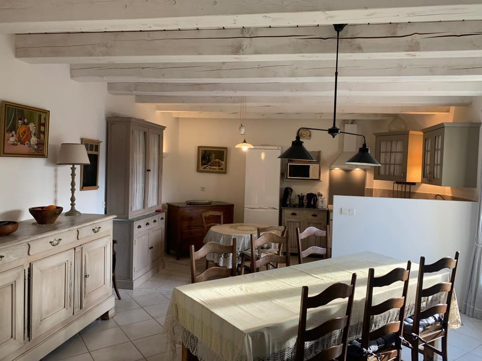 Kitchen or kitchenette, Seating area, Dining area