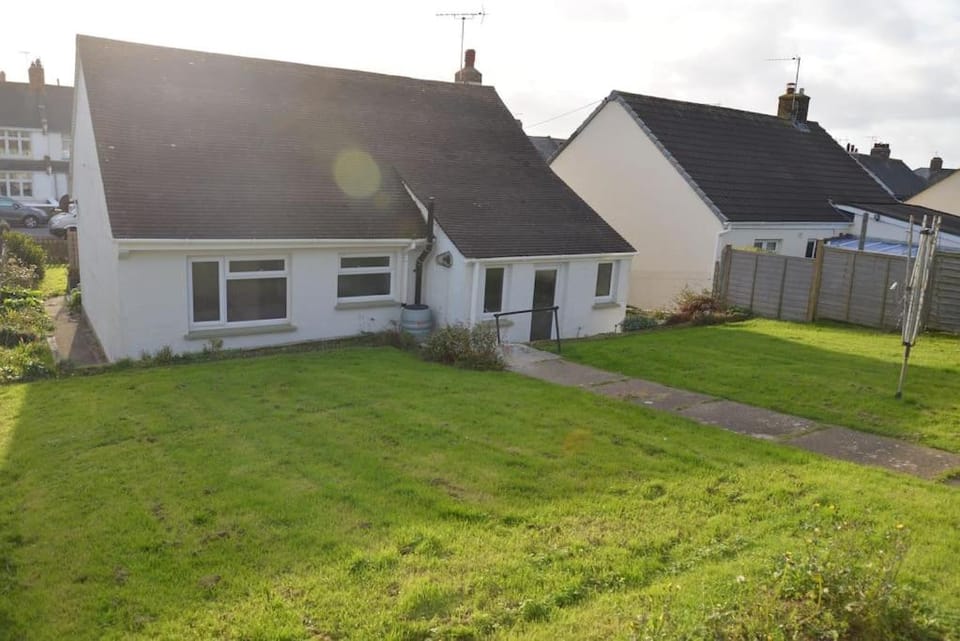 Atlantic Retreat - 5 minute stroll from the beach House in Bude