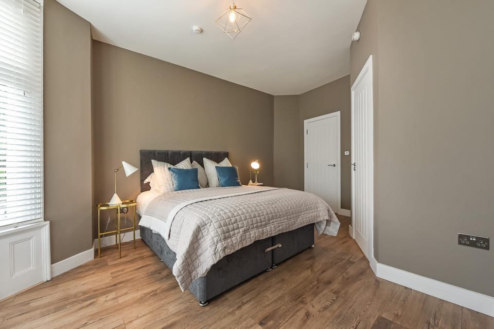 Modern Two Bed with En-Suites and Private Parking Apartment in Cardiff