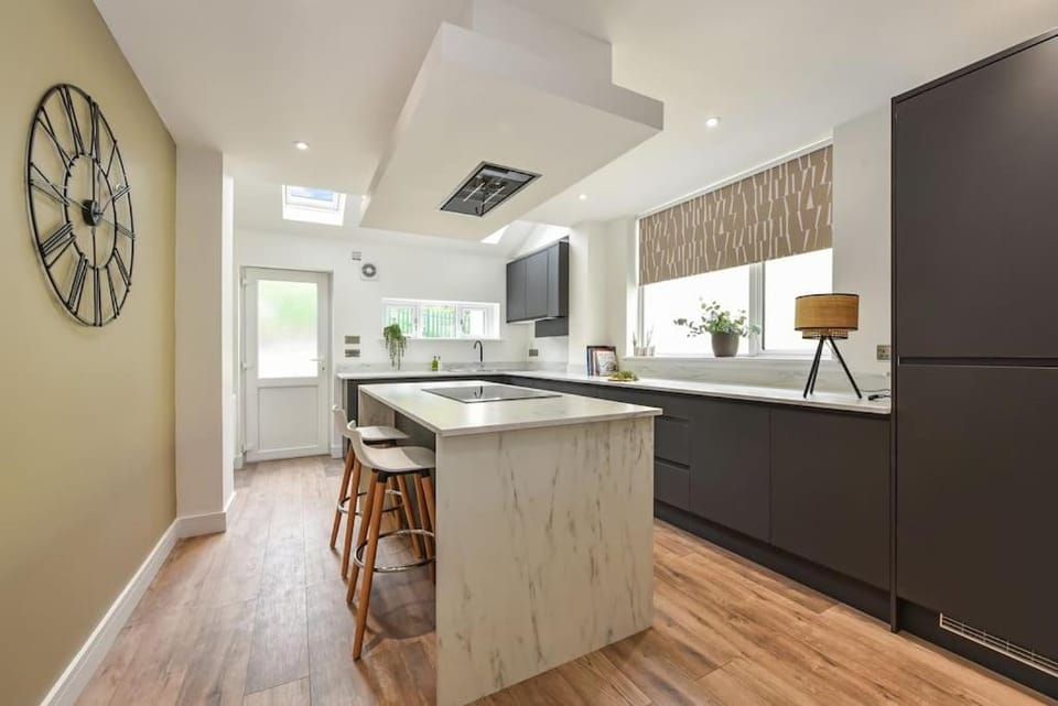 Modern Two Bed with En-Suites and Private Parking Apartment in Cardiff