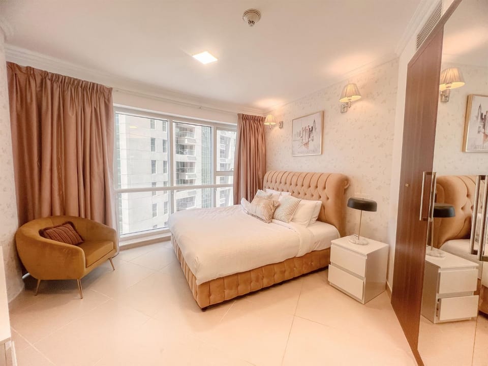 Bed, Photo of the whole room, Seating area, Bedroom
