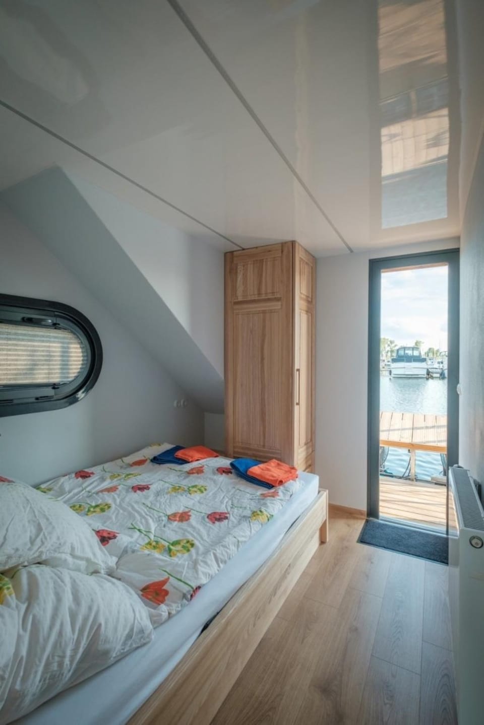 Hausboot Püntenel - stationär - Traumhafte Ferienwohnung AUF dem Wasser Docked boat in Limburg (province)