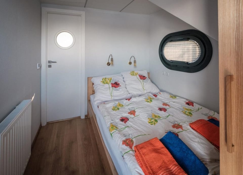 Hausboot Püntenel - stationär - Traumhafte Ferienwohnung AUF dem Wasser Docked boat in Limburg (province)