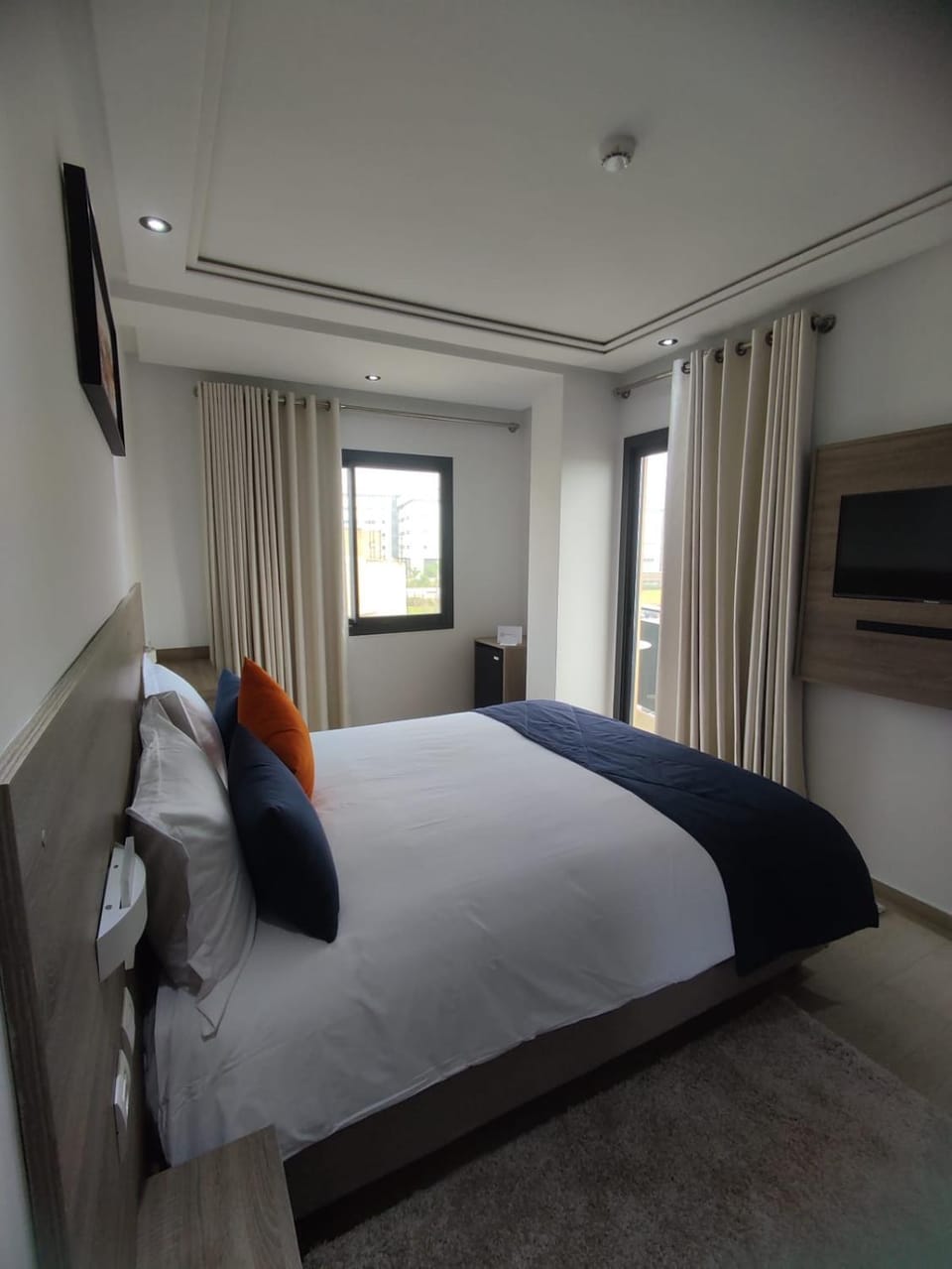 Bed, TV and multimedia, Photo of the whole room, Bedroom