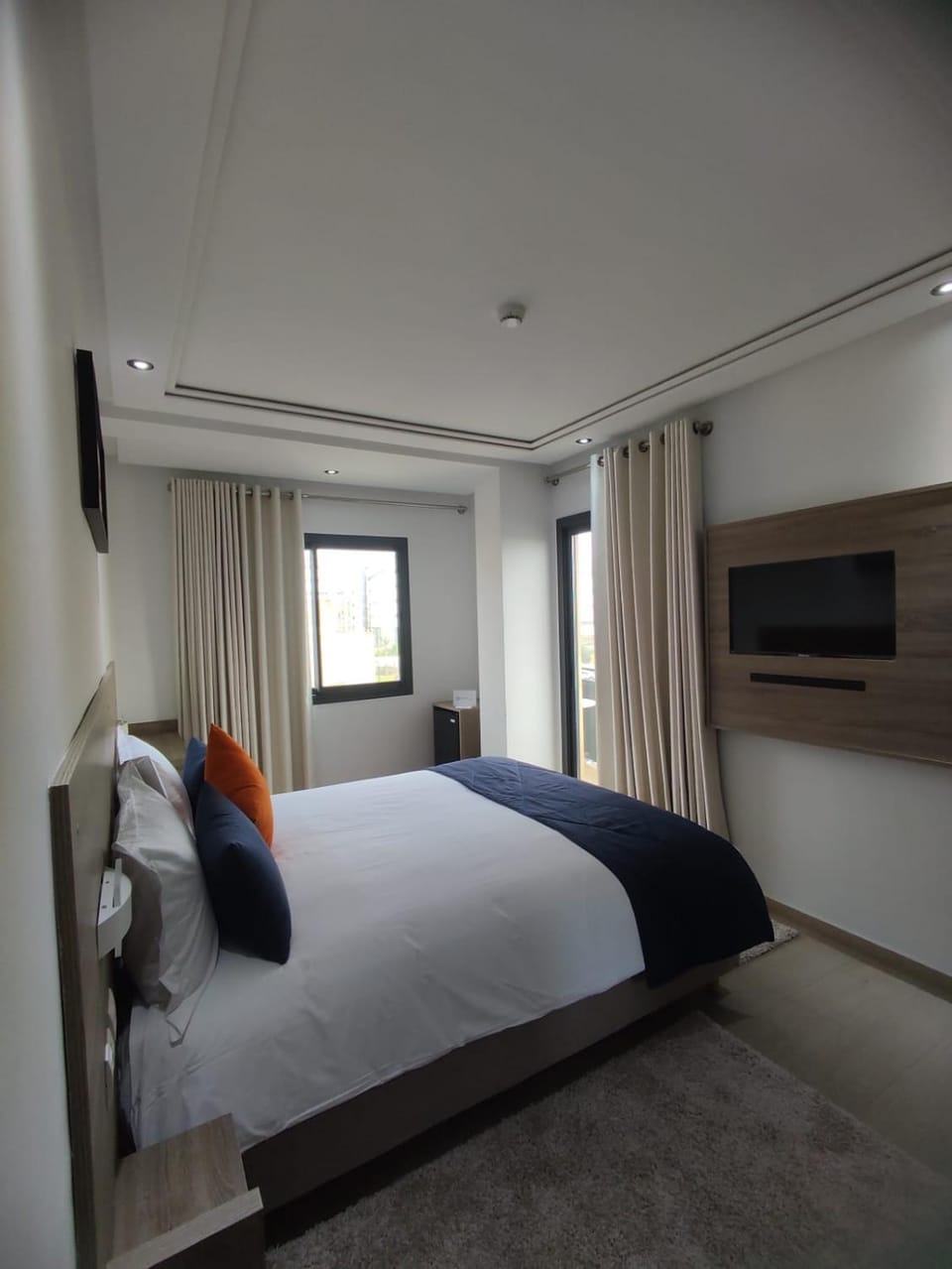 Bed, TV and multimedia, Photo of the whole room, Bedroom