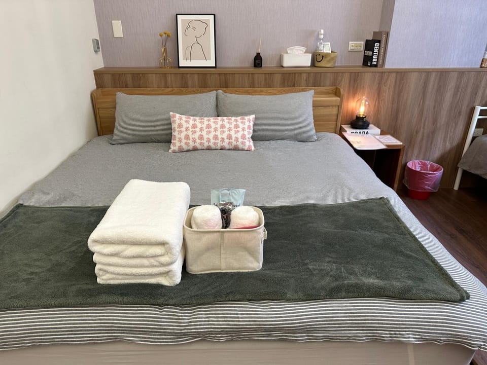 Bed, Photo of the whole room, towels