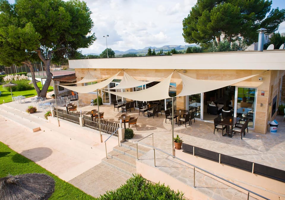 Property building, Patio, Restaurant/places to eat, Spring, Summer, Food and drinks, Food, Garden view, Pool view, Sea view