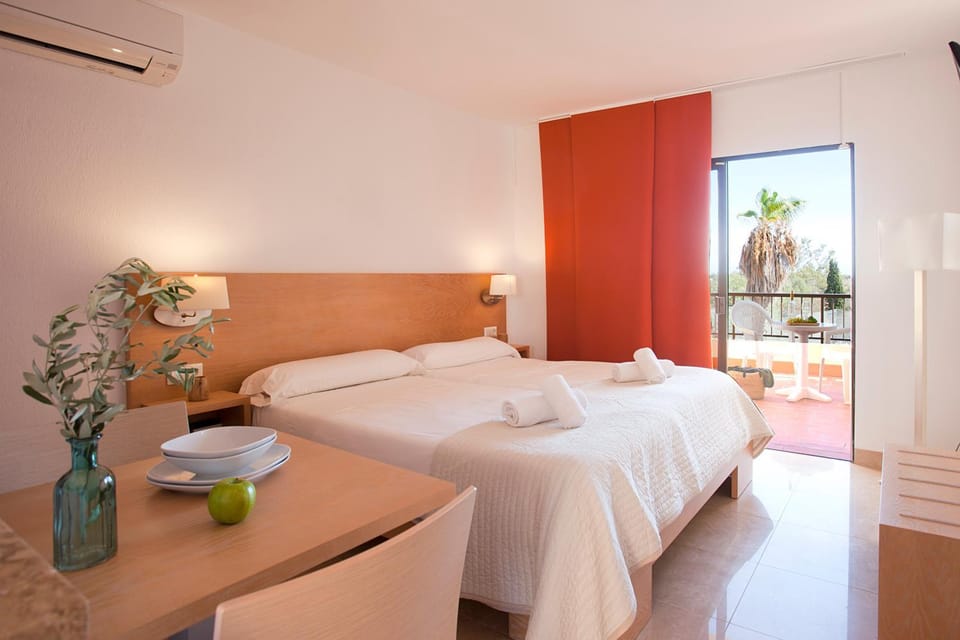 Bed, Summer, TV and multimedia, Balcony/Terrace, locker, towels, air conditioner