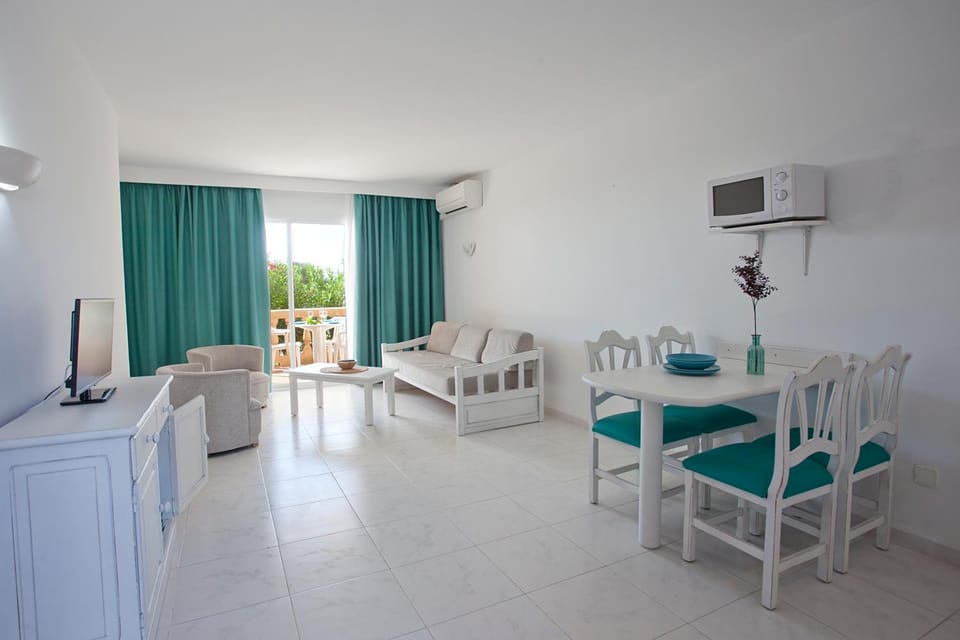 Bed, Summer, TV and multimedia, Kitchen or kitchenette, Living room, Food and drinks, Food, Garden view, Pool view, fireplace