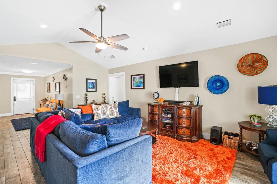 TV and multimedia, Living room, Decorative detail, Seating area, fireplace, locker, air conditioner
