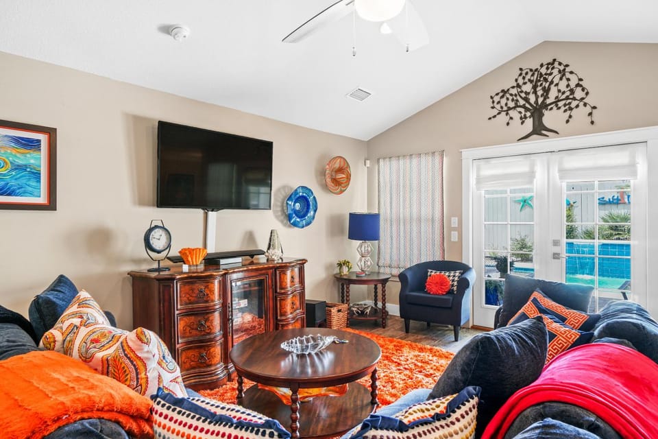 TV and multimedia, View (from property/room), Balcony/Terrace, Living room, Decorative detail, Seating area, Pool view, locker, air conditioner