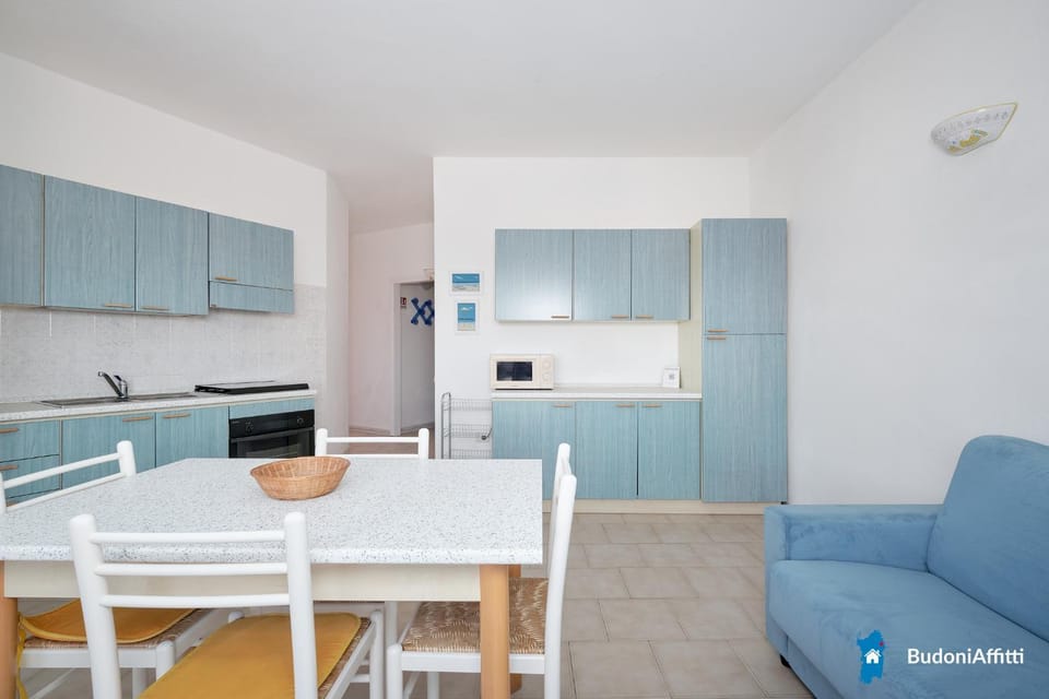 Kitchen or kitchenette, Living room, Dining area, minibar, oven, stove