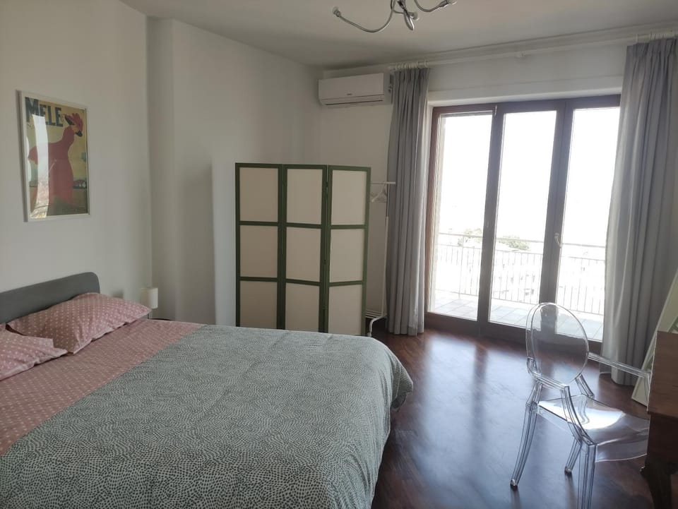 Bedroom, air conditioner