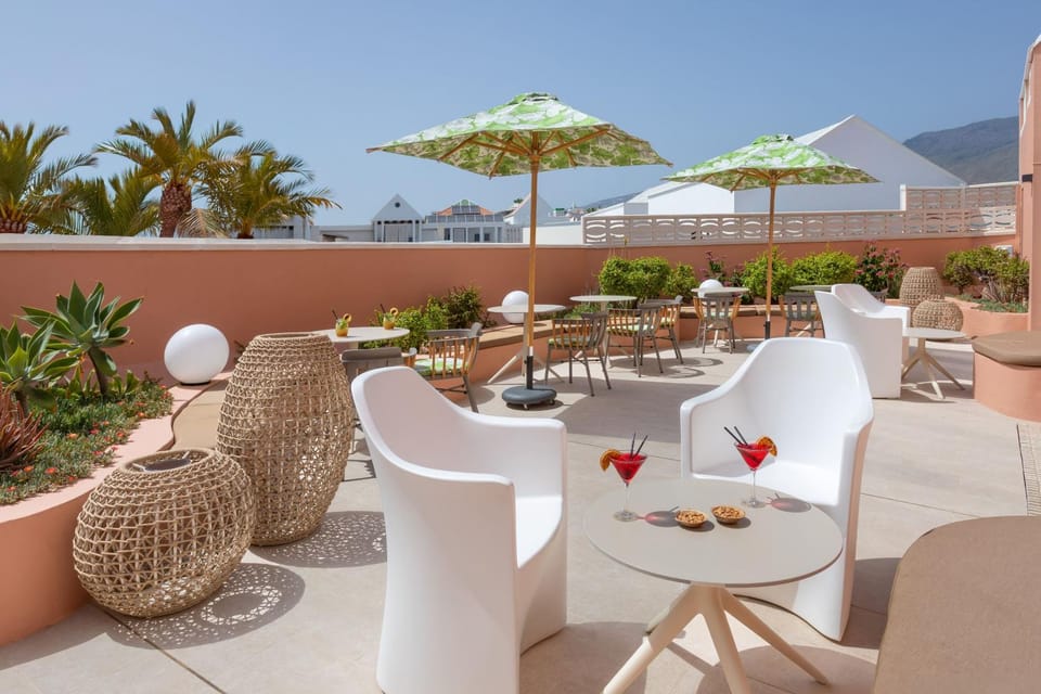 Restaurant/places to eat, Garden, View (from property/room), Balcony/Terrace, Lounge or bar, Food and drinks, Dining area, Drinks
