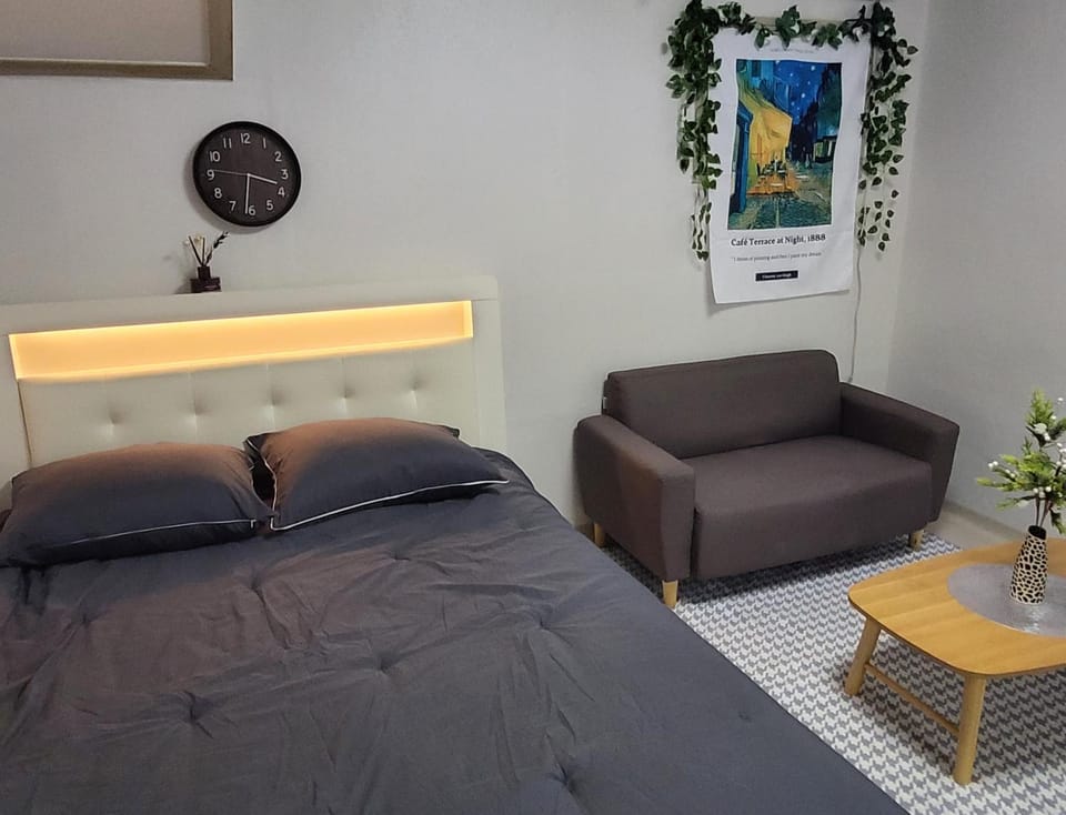 Bed, Photo of the whole room, Seating area, Bedroom