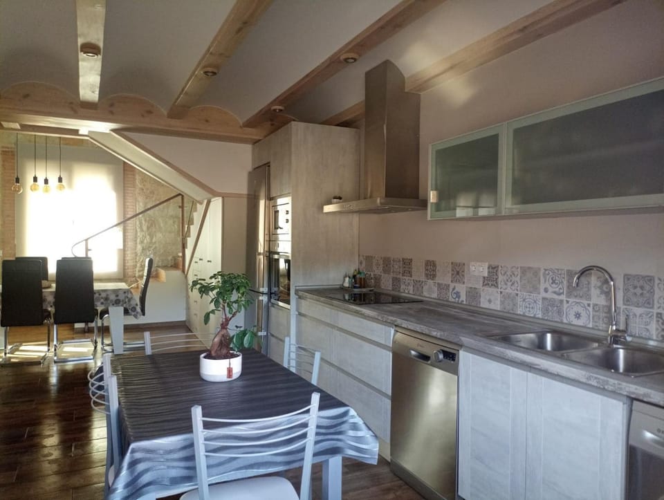 Kitchen or kitchenette, pet friendly, stove