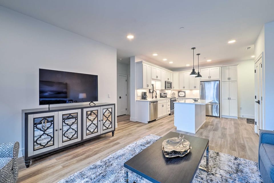 Downtown Traverse City Condo: 32 Mi to Ski Slopes! House in Traverse City