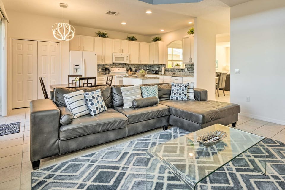 Resort Perks & Gas Grill: Spacious Davenport Haven Villa in Loughman