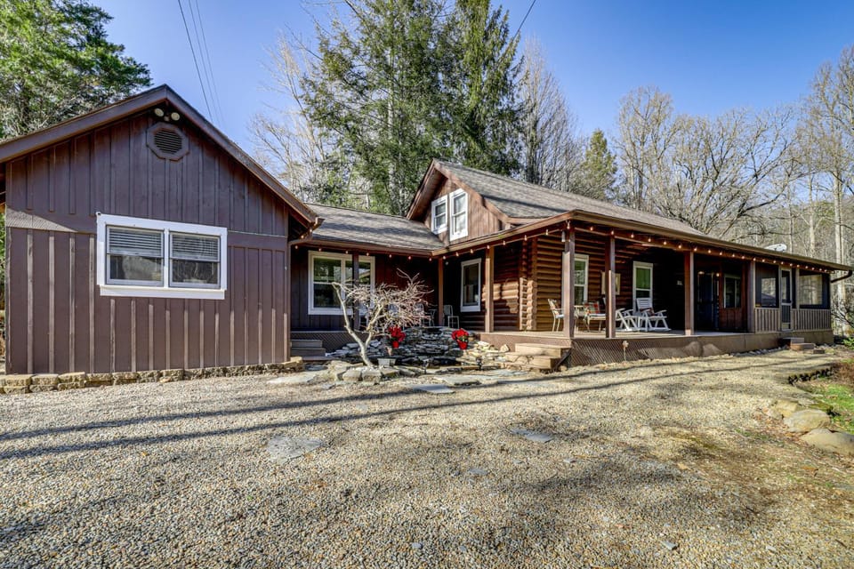 Pet-Friendly Gatlinburg Cabin with Hot Tub! Cabin in Gatlinburg