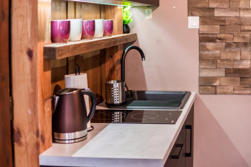 Coffee/tea facilities, Kitchen or kitchenette, stove