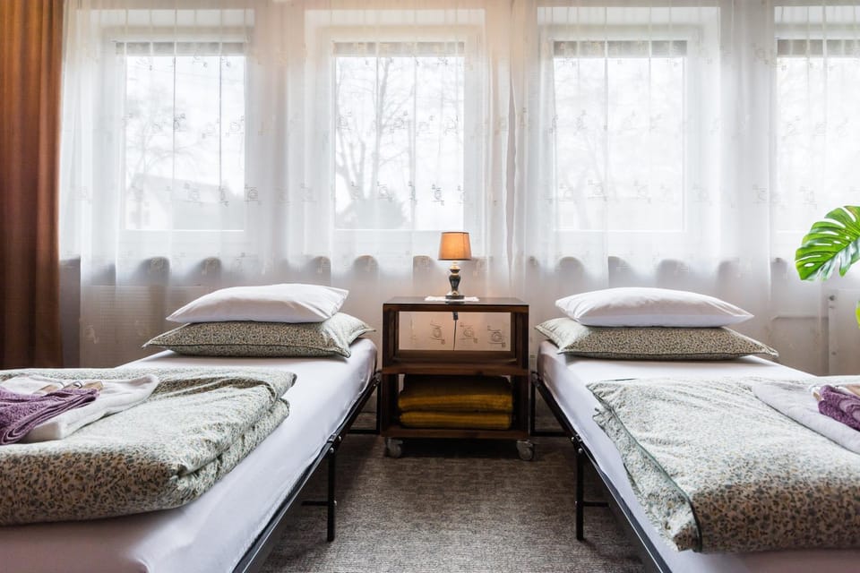 Bed, towels