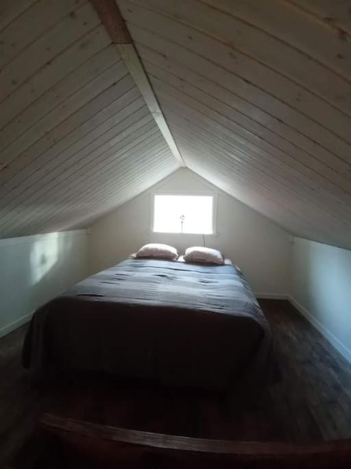 Nyrenoverad charmig gäststuga med sovloft i Järpen House in Sweden