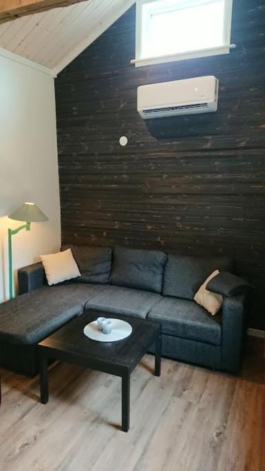 Nyrenoverad charmig gäststuga med sovloft i Järpen House in Sweden