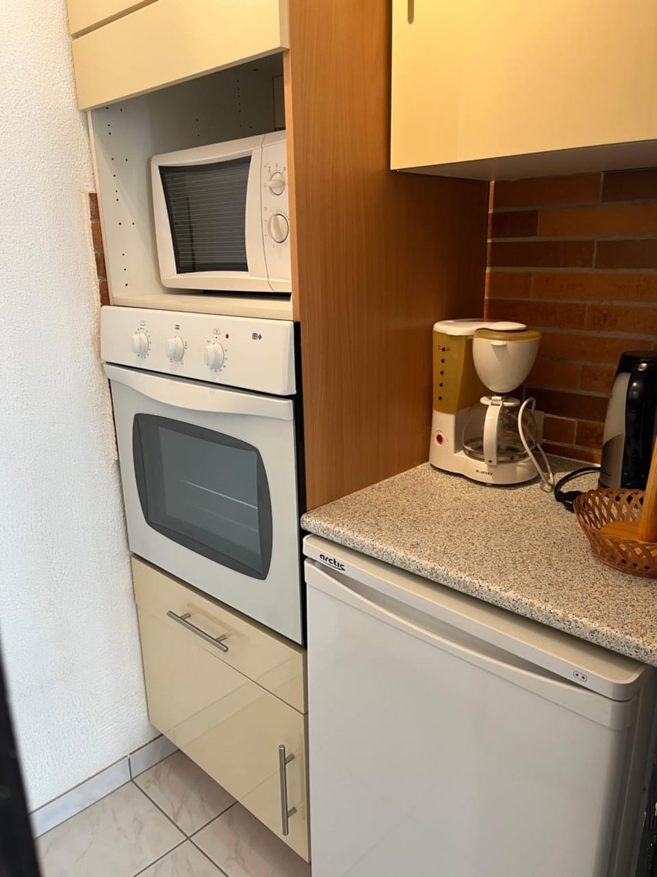 Coffee/tea facilities, Kitchen or kitchenette, dishwasher, oven, stove, toaster