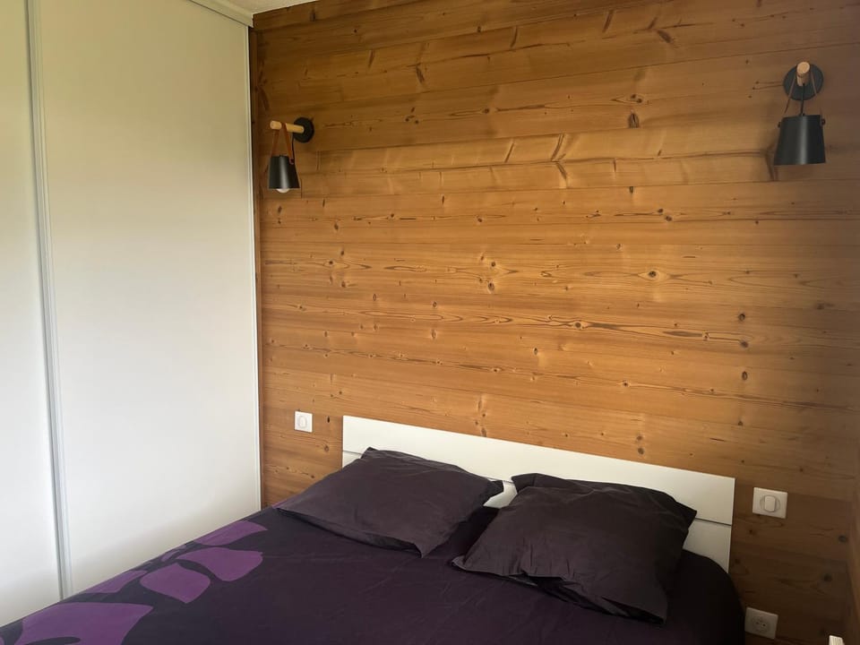 Bed, TV and multimedia, Bedroom