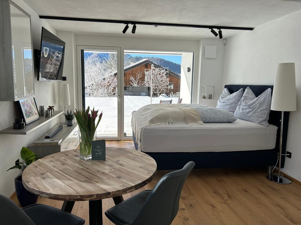 Communal lounge/ TV room, Bed, Winter, TV and multimedia, Balcony/Terrace, Living room, Seating area, Bedroom