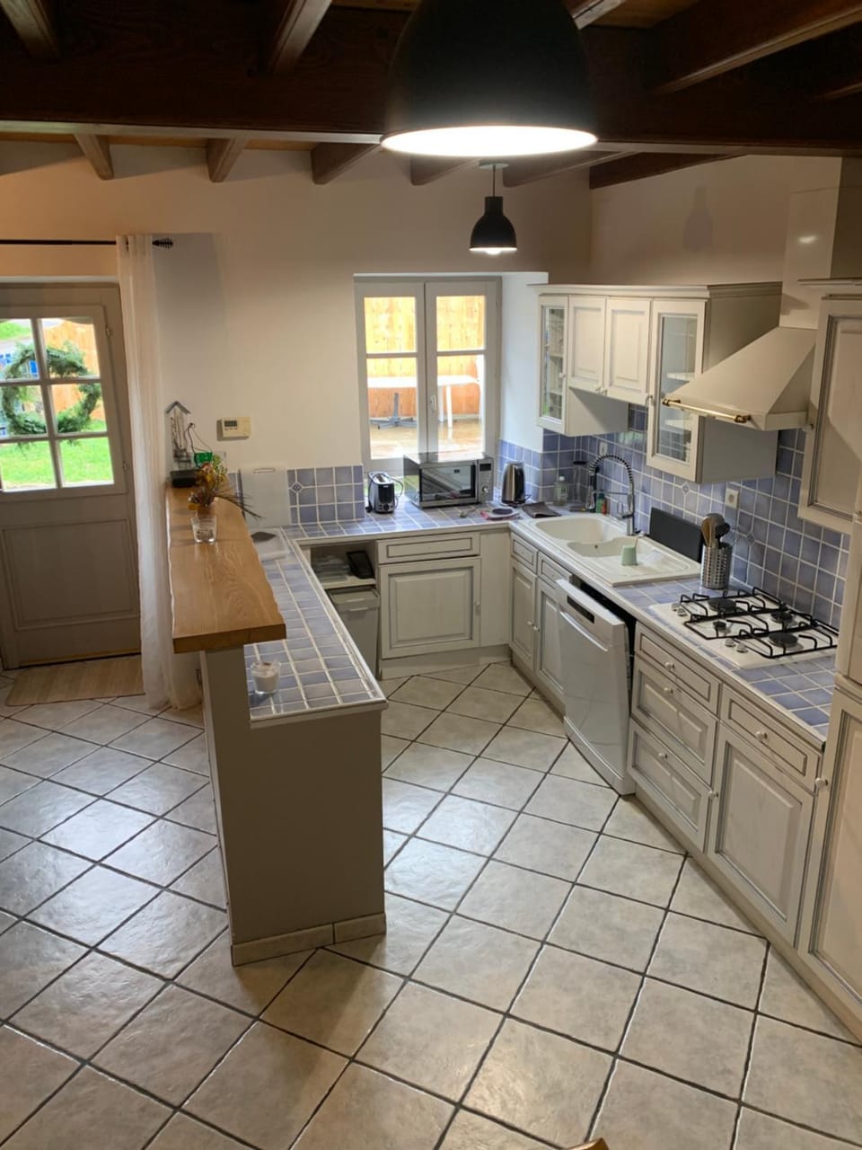 Kitchen or kitchenette, dishwasher, minibar, stove