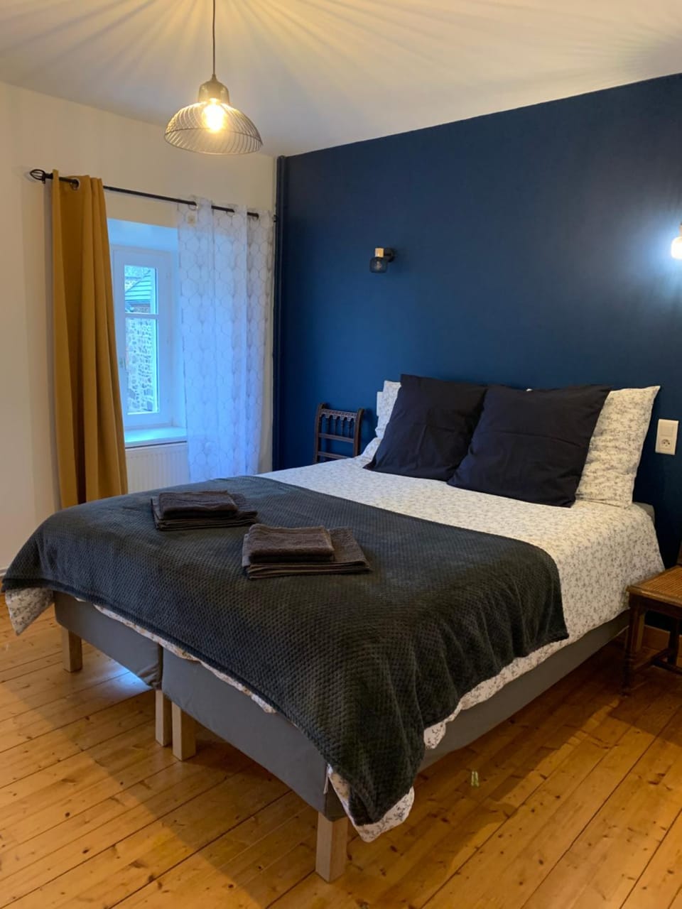 Bed, Photo of the whole room, Bedroom, towels