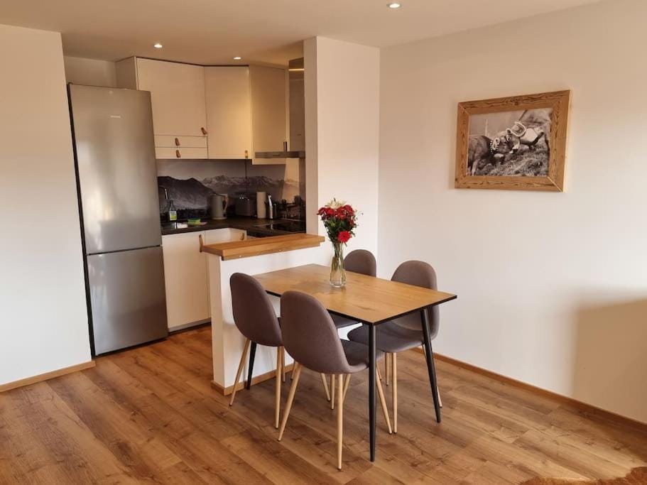 Kitchen or kitchenette, Dining area, oven