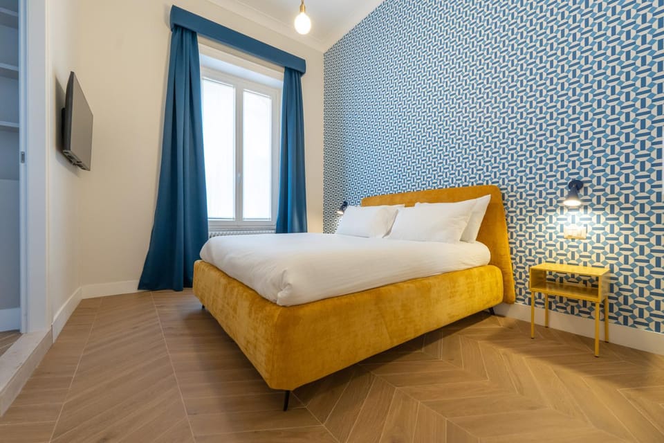 Bed, TV and multimedia, Photo of the whole room, Bedroom