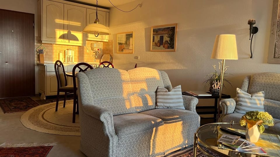 Kitchen or kitchenette, Living room, Seating area, Dining area