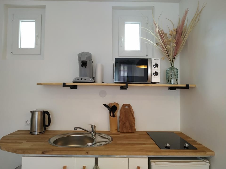 Coffee/tea facilities, minibar, stove