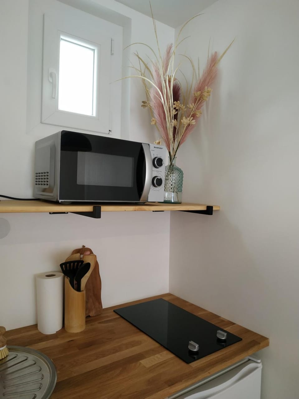 Kitchen or kitchenette, minibar, stove