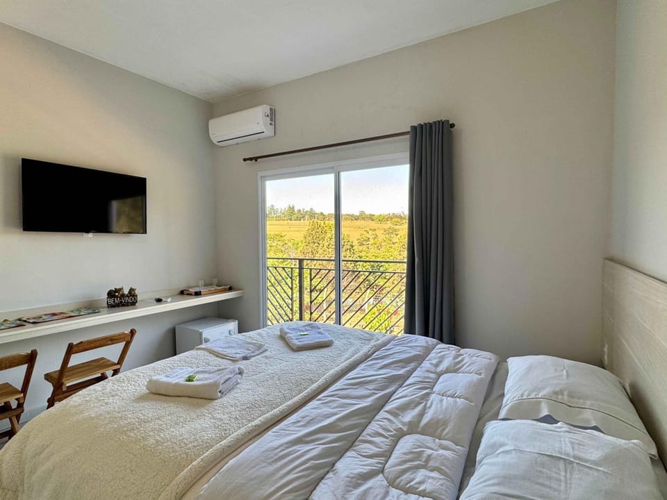 Bed, TV and multimedia, Photo of the whole room, Bedroom, towels, air conditioner