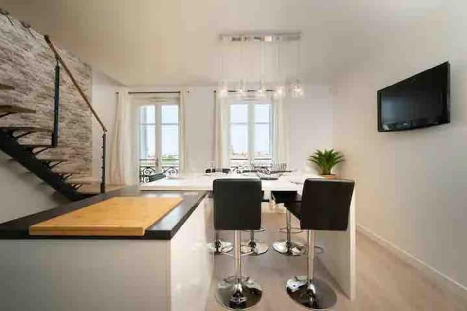 TV and multimedia, Living room, Seating area, Dining area