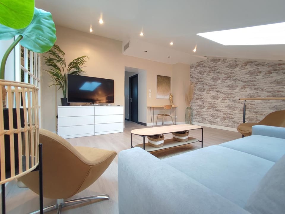 Bed, TV and multimedia, Kitchen or kitchenette, Living room, Photo of the whole room, Seating area, Bedroom