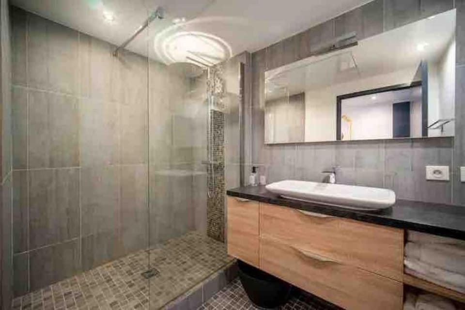 Shower, Bathroom, towels