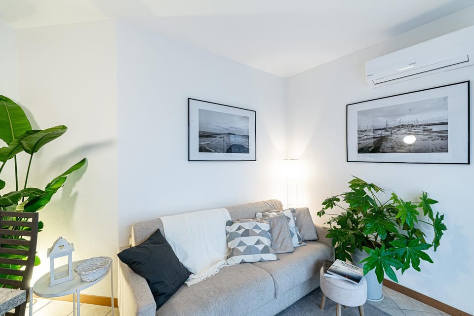 Lounge or bar, air conditioner
