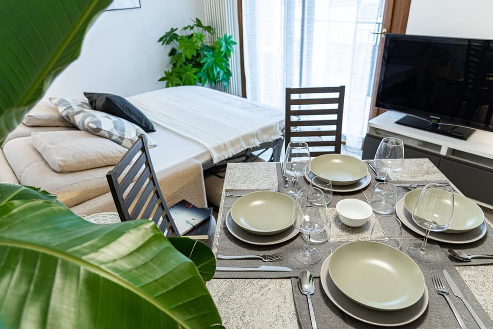 Communal lounge/ TV room, TV and multimedia, Living room, Seating area, Dining area, Evening entertainment