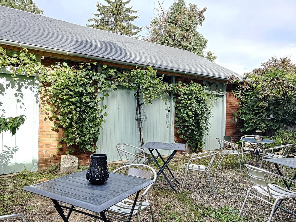 Patio, Garden, Dining area, Cycling, Animals, storage