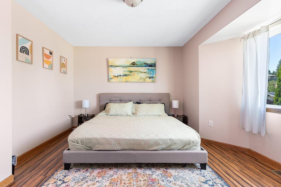 Spacious home, gameroom, 9mi GEG, 5mi downtown, 5mi to hospitals, close to all universities House in Spokane Valley