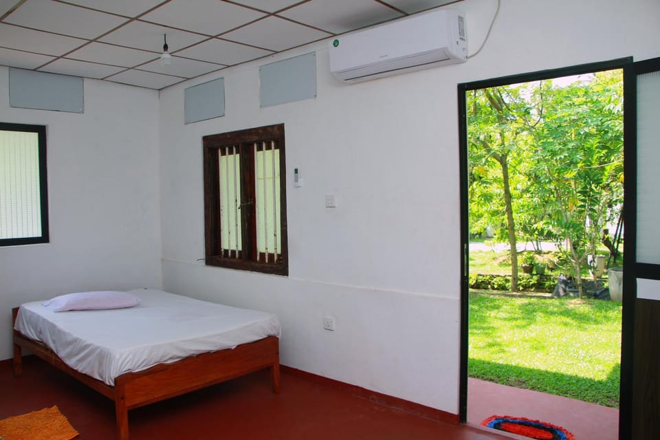 Bed, Photo of the whole room, Garden view
