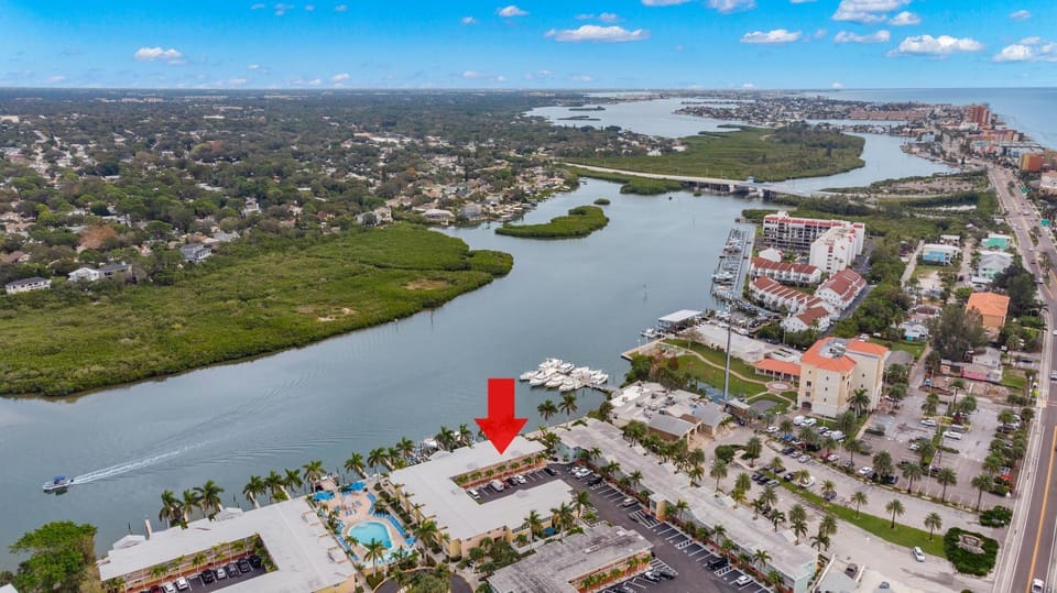 Natural landscape, Bird's eye view, River view, Parking