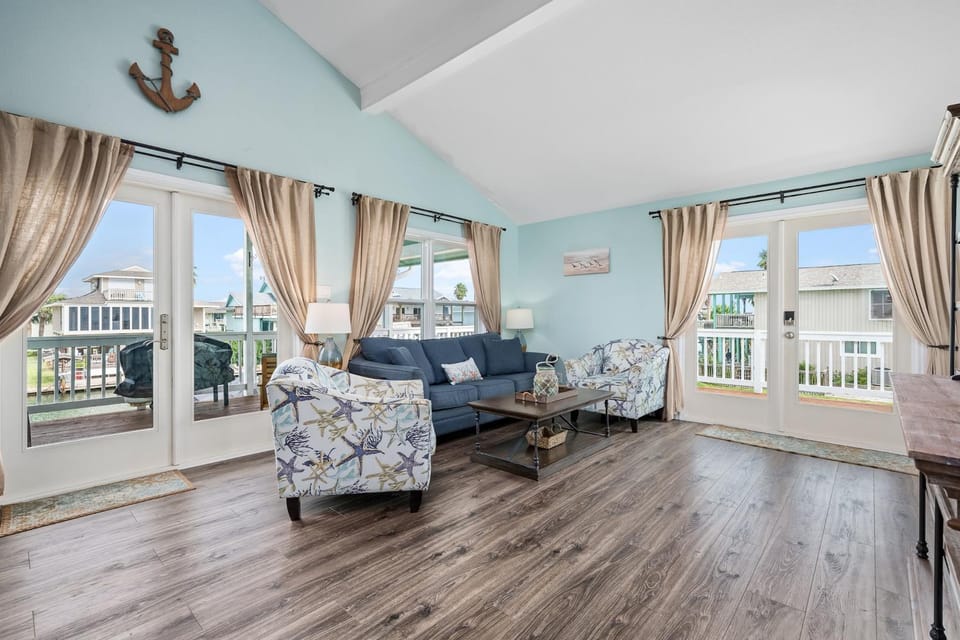 Bearfoot Bungalow House in City-By-The Sea