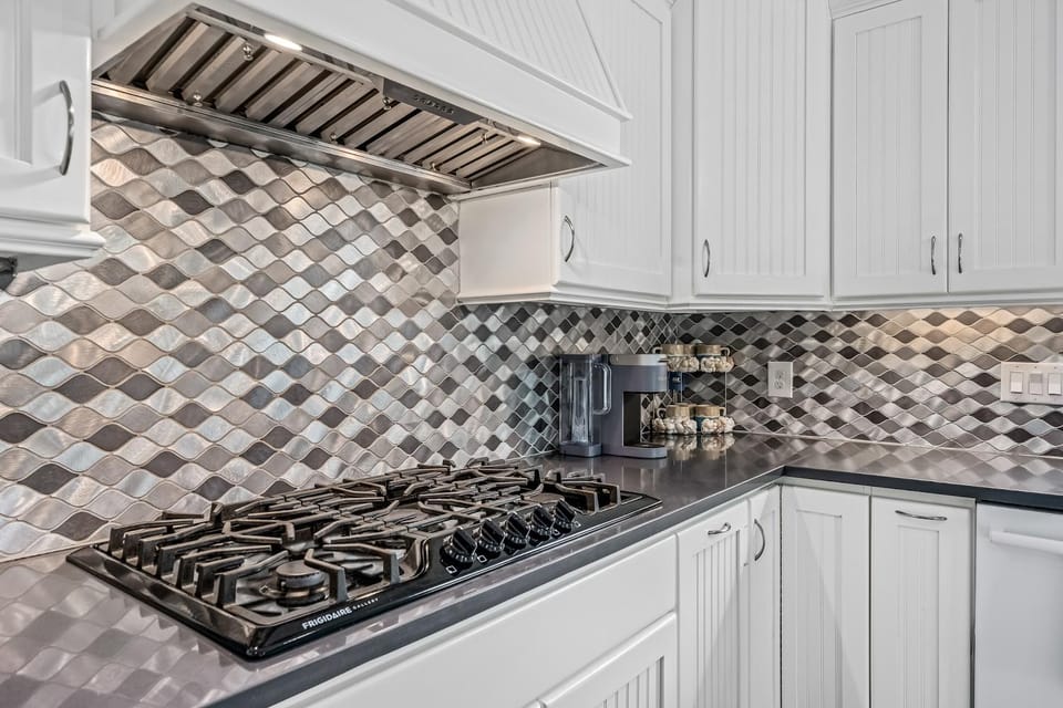 Kitchen or kitchenette, microwave, stove